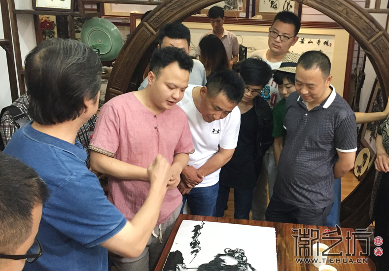 2017.6.13天津美院张向玉教授来徽艺坊现场指导铁画作品4