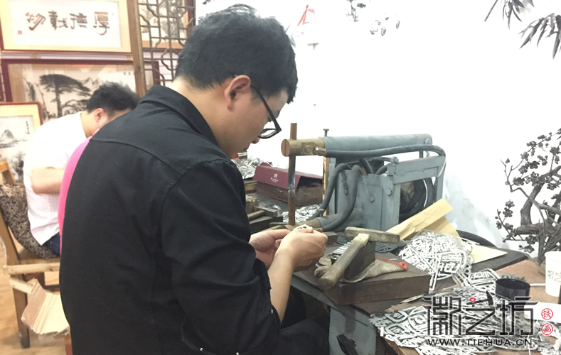 同福碗粥纪念铁画定制加班进行时4