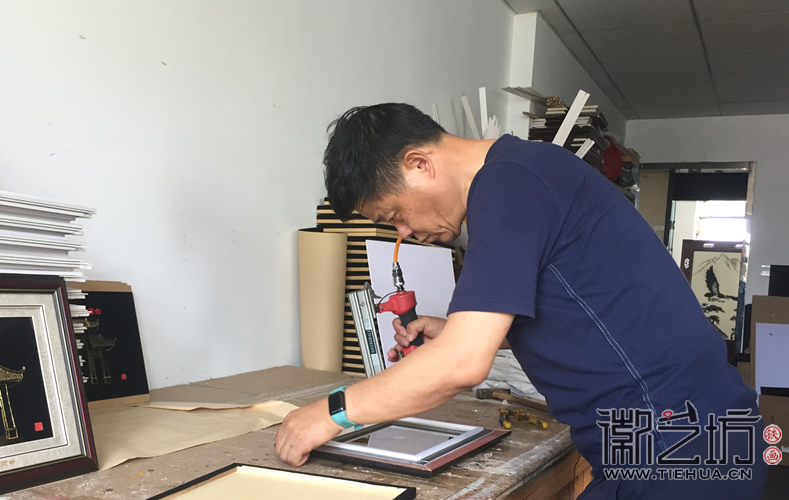广东槎桥牌坊亭门落成纪念铁画定制徽艺坊装裱进行中2