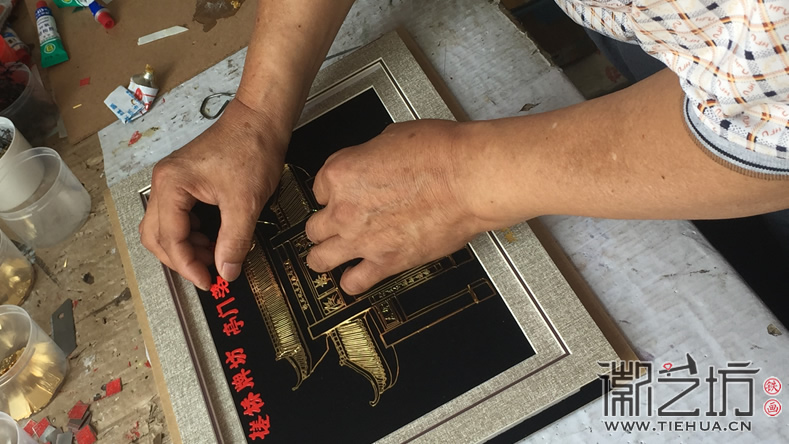 广东槎桥牌坊亭门落成纪念铁画定制徽艺坊装裱进行中1
