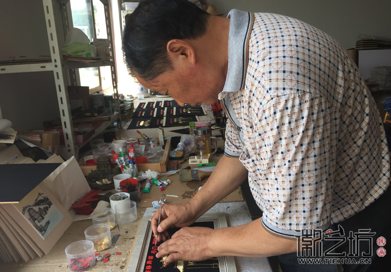 广东槎桥牌坊亭门落成纪念铁画定制徽艺坊装裱进行中4