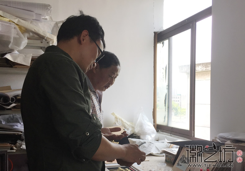 广东槎桥牌坊亭门落成纪念铁画定制徽艺坊装裱进行中6