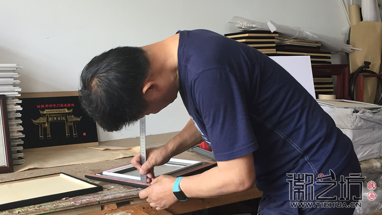 广东槎桥牌坊亭门落成纪念铁画定制徽艺坊装裱进行中8