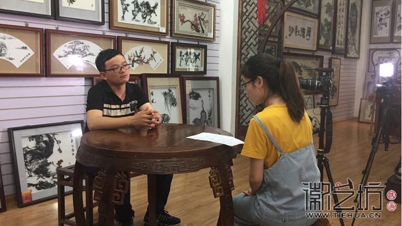 UIC大学生情系芜湖铁画采访徽艺坊铁画艺人章正贵5