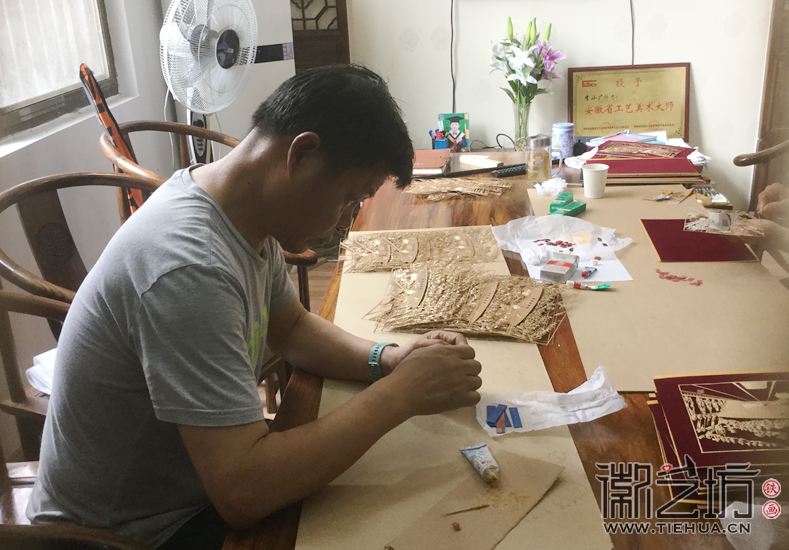 浆水泉隧道贯通纪念铁画摆台装裱中