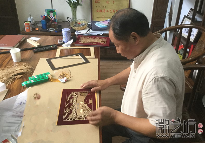 浆水泉隧道贯通纪念铁画摆台装裱中2