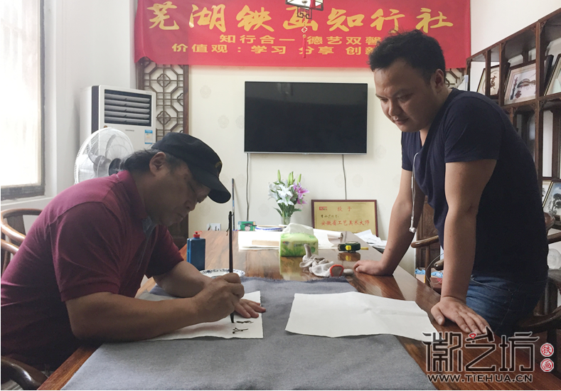 2017.8.2徽艺坊李强新作飞鹰山水铁画《九万里风鹏正举》 (3)