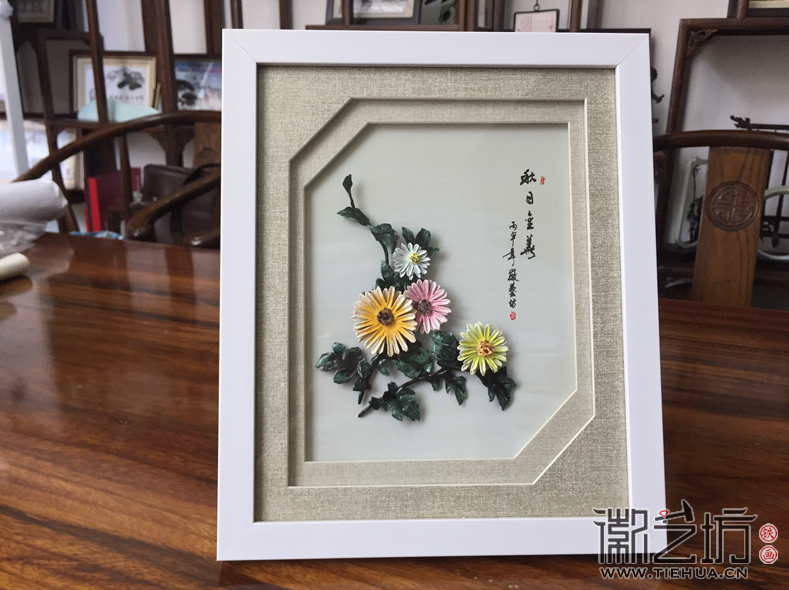 白色简约风彩色铁画摆台《秋日主义》1
