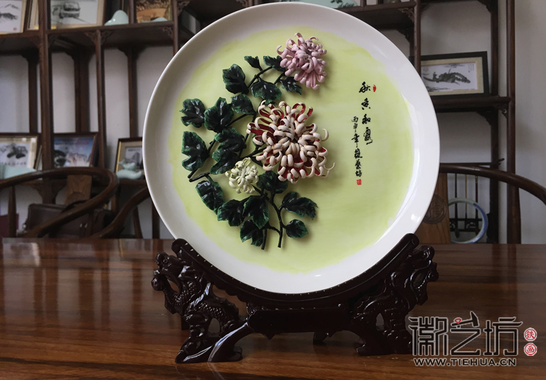 彩底色瓷盘双龙头雕花底座彩色铁画摆台《秋香和露》
