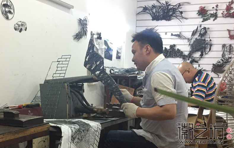 徽艺坊新秀李强铁画锻制进行中