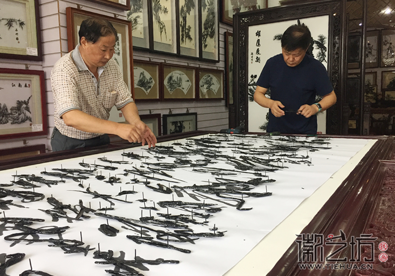 徽艺坊双面屏风铁画迎客松长征诗装裱现场1