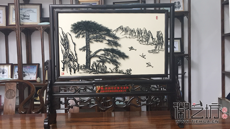 鸡翅木双面台屏铁画成品展示（迎客松）1