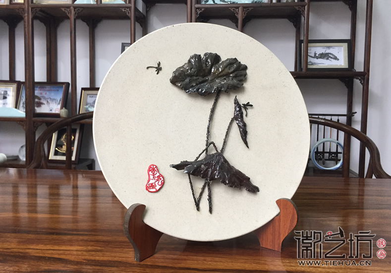 景德镇磨砂陶瓷盘铁画《残荷》