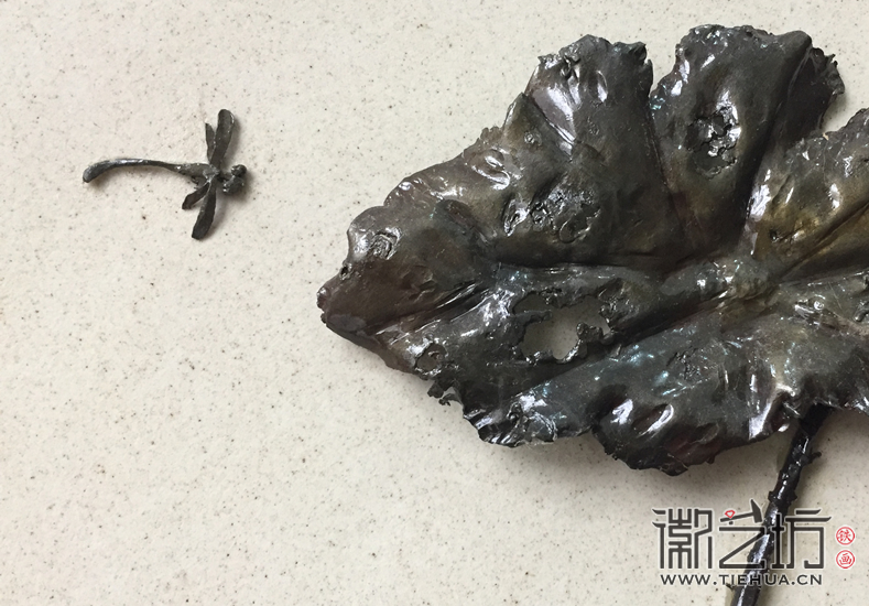 景德镇磨砂陶瓷盘铁画《残荷》细节图1