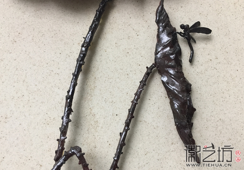 景德镇磨砂陶瓷盘铁画《残荷》细节图4