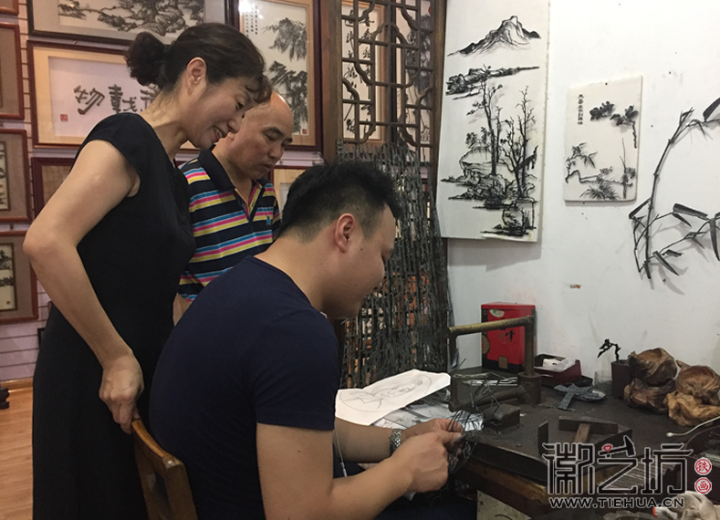 李爱平老师与徽艺坊铁画艺人共同探讨作品的效果 (1)