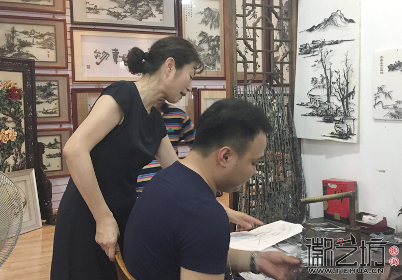李爱平老师与徽艺坊铁画艺人共同探讨作品的效果 (2)