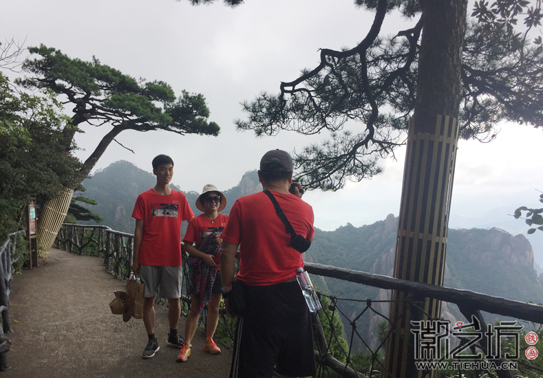 徐老师为但总夫摄影留念