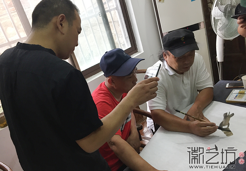 谢克谦老师给学员演示如何画虾 (2)