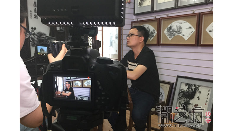 UIC大学生情系芜湖铁画采访徽艺坊铁画艺人章正贵6