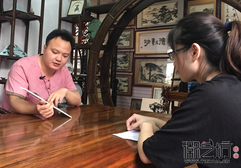 UIC大学生情系芜湖铁画采访徽艺坊铁画新秀李强1