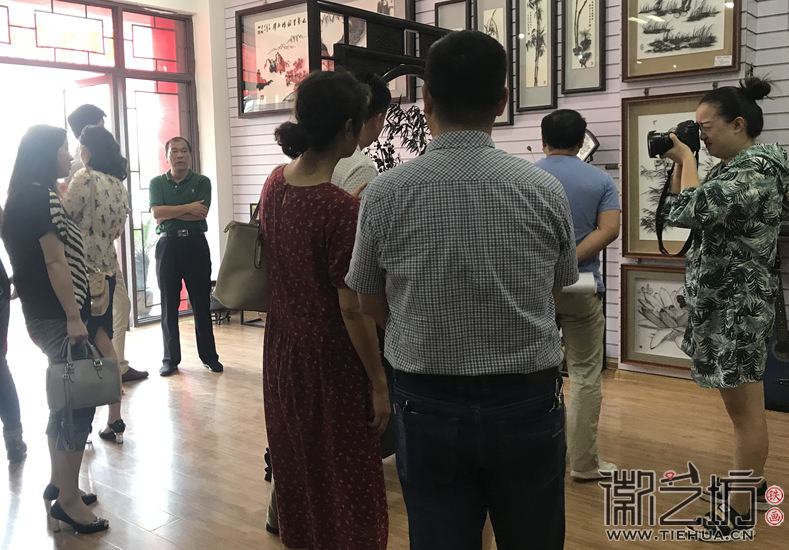 芜湖市镜湖区人大、区政府及相关领导来徽艺坊铁画调研指导4