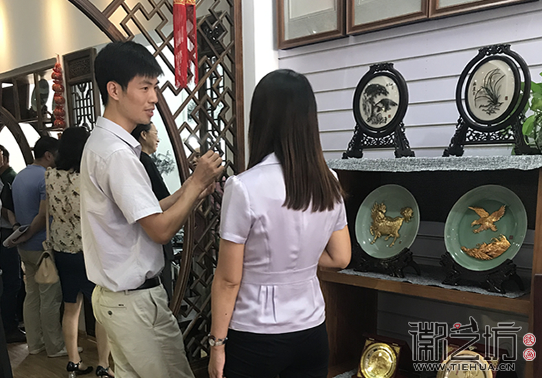 徽艺坊铁画但韦祥总经理向区人大办公室主任介绍2