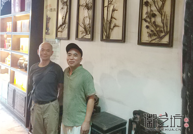 芜湖铁画参展代表张家康与爱徒魏民春合影