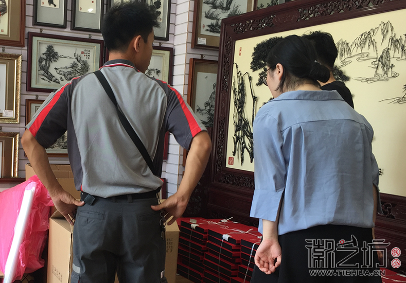 每天下午顺丰小哥都到徽艺坊铁画来取货