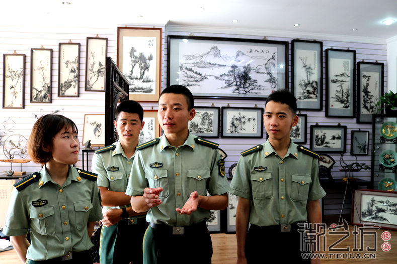 河北武警学院参观考察徽艺坊铁画 (12)