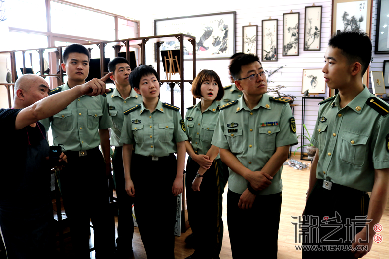 河北武警学院参观考察徽艺坊铁画 (14)