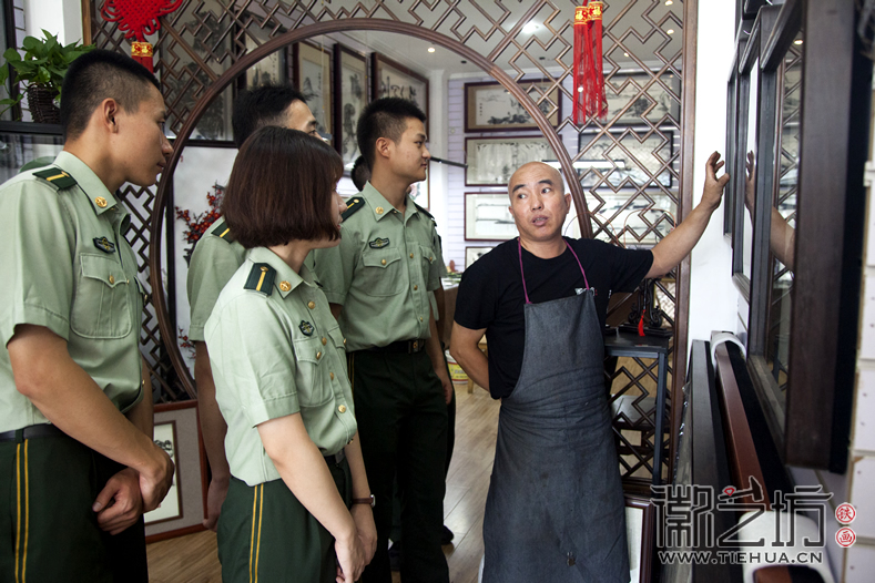 河北武警学院参观考察徽艺坊铁画 (5)