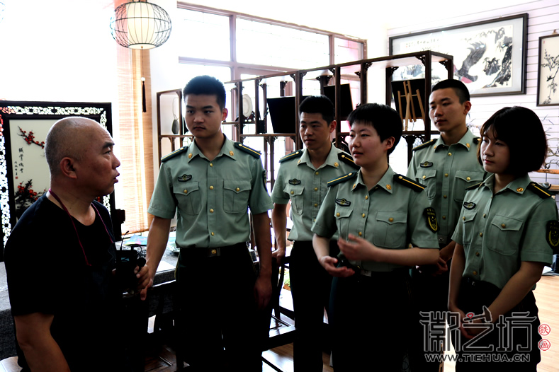 河北武警学院参观考察徽艺坊铁画 (15)