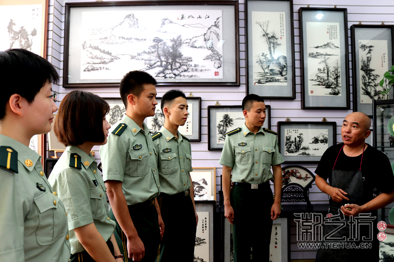 河北武警学院参观考察徽艺坊铁画 (6)