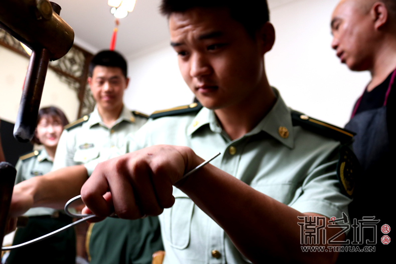 河北武警学院参观考察徽艺坊铁画 (16)