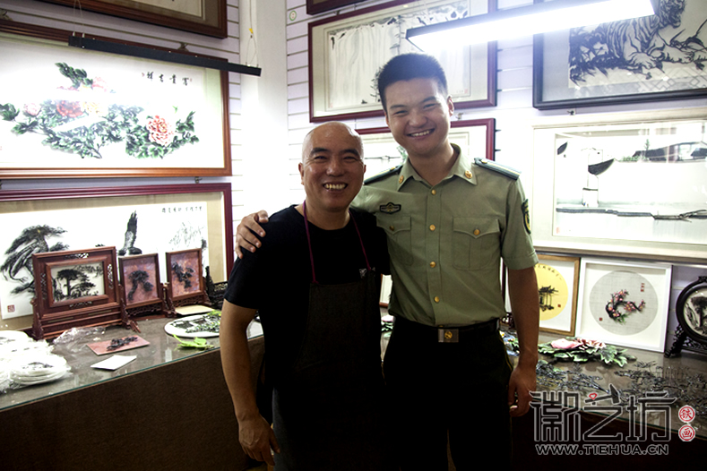河北武警学院参观考察徽艺坊铁画 (2)