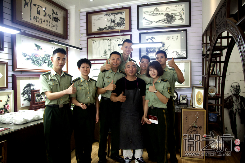 河北武警学院参观考察徽艺坊铁画 (4)
