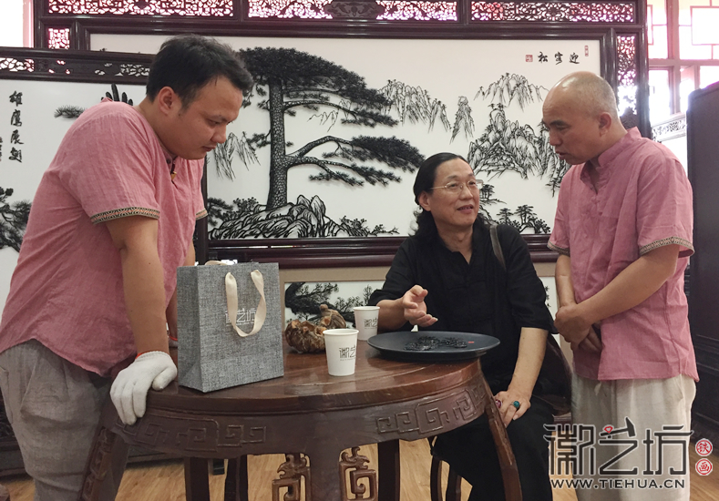 大师叶合来徽艺坊指导铁画创作 (1)