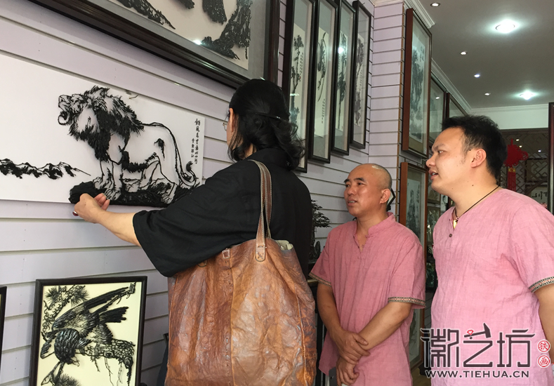 大师叶合来徽艺坊指导铁画创作 (5)