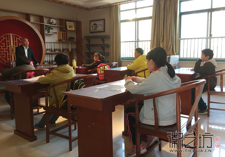 徽艺坊魏民春给小朋友们上了一堂生动的铁画课 (2)