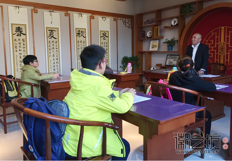 徽艺坊魏民春给小朋友们上了一堂生动的铁画课 (1)