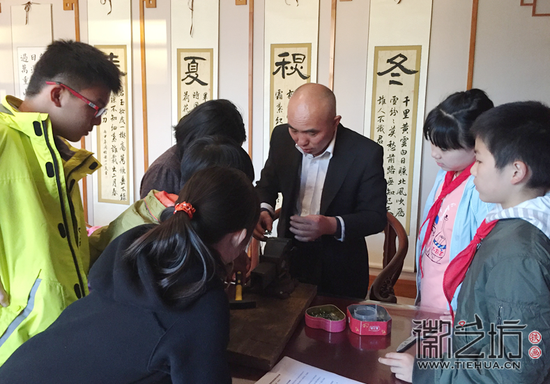 徽艺坊魏民春给小朋友们上了一堂生动的铁画课 (8)