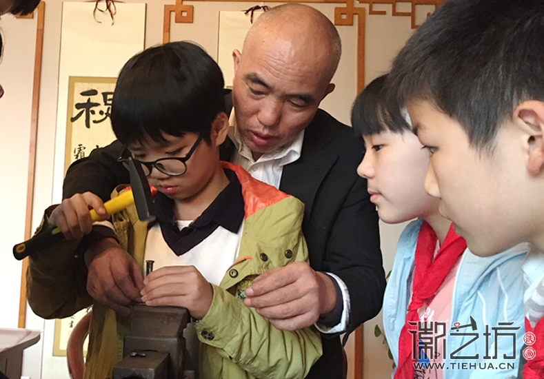 徽艺坊魏民春给小朋友们上了一堂生动的铁画课 (9)