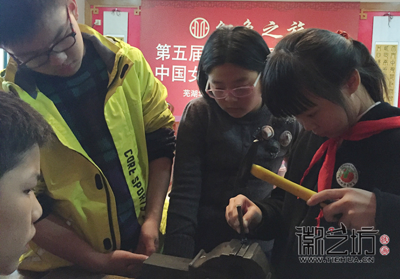 徽艺坊魏民春给小朋友们上了一堂生动的铁画课 (10)