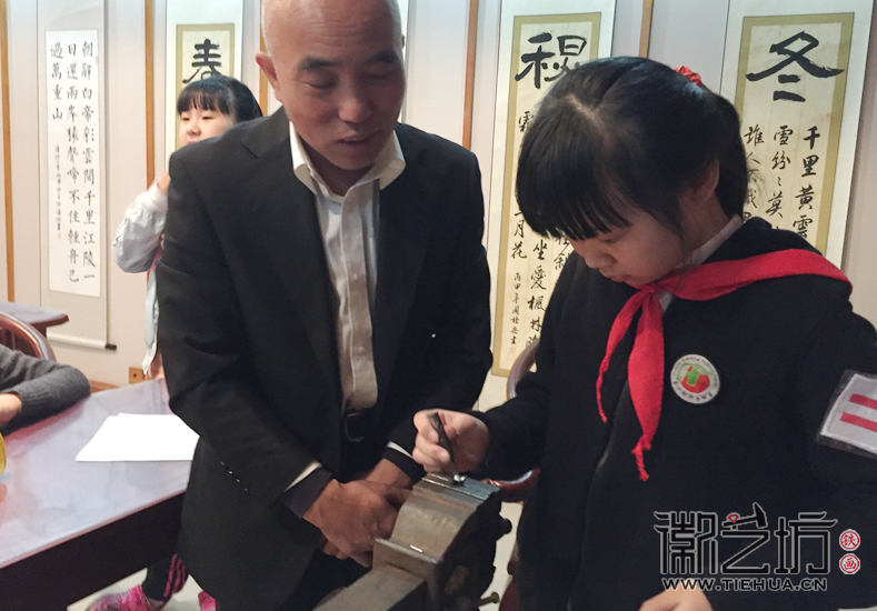 徽艺坊魏民春给小朋友们上了一堂生动的铁画课 (12)