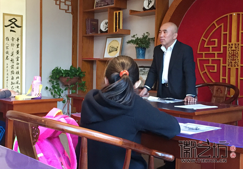 徽艺坊魏民春给小朋友们上了一堂生动的铁画课 (3)