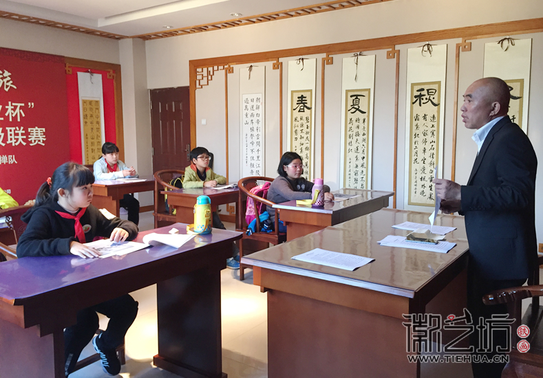 徽艺坊魏民春给小朋友们上了一堂生动的铁画课 (13)