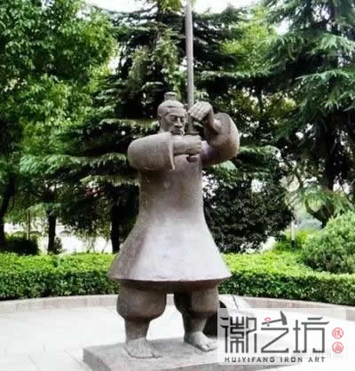 2 芜湖鸠兹广场旁的干将铸剑雕塑