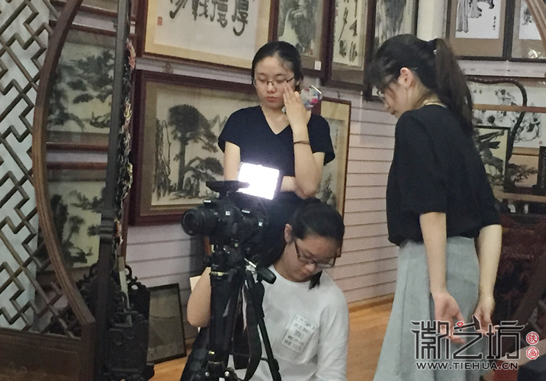 大学生采访徽艺坊铁画销售李栋凌2 (1)