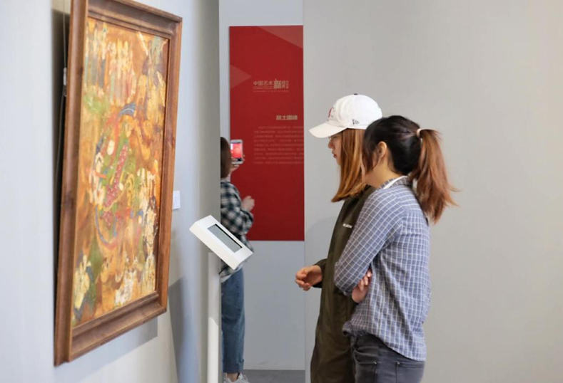 鲁迅美术学院（大连校区）学生认真观展（摄影：王猛）